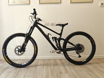 Used RAAW V2.2 2025 Mountainbike, Black — image 2 of 11