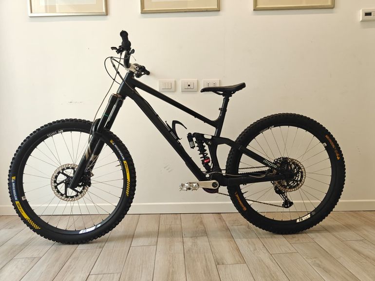 Used RAAW V2.2 2025 Mountainbike, Black — image 2 of 11