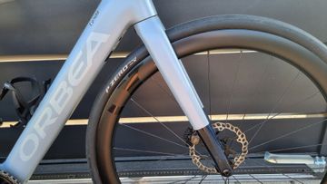 Orbea GAIN M10i 2025 2025 Road & Gravel usato, Grigio chiaro — immagine 3 di 8