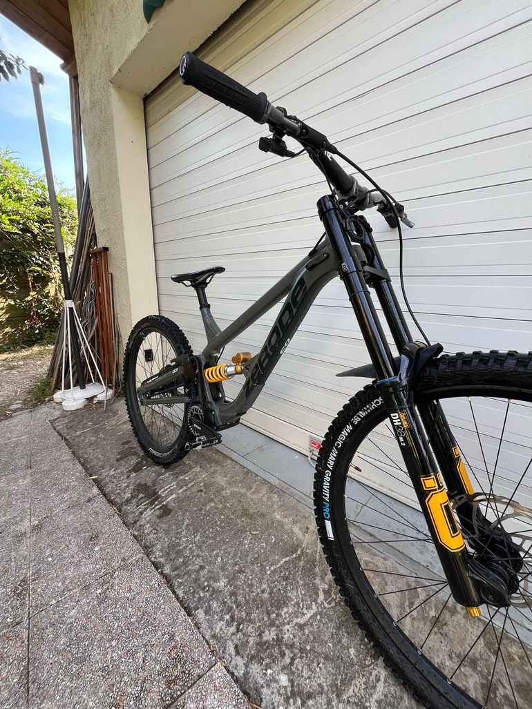 Used Zerode Custom Pinion C-Line Gearbox 2026 Mountainbike, Light Gray — image 4 of 6
