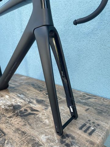 Použité Enve Melee Premium RED 2025 Frameset 2025 Road & Gravel — obrázek 18 z 21