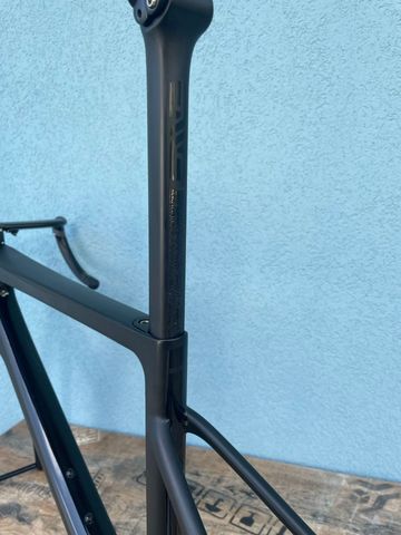 Použité Enve Melee Premium RED 2025 Frameset 2025 Road & Gravel — obrázek 10 z 21