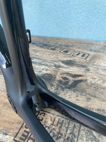 Použité Enve Melee Premium RED 2025 Frameset 2025 Road & Gravel — obrázek 12 z 21