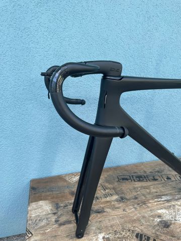 Použité Enve Melee Premium RED 2025 Frameset 2025 Road & Gravel — obrázek 2 z 21