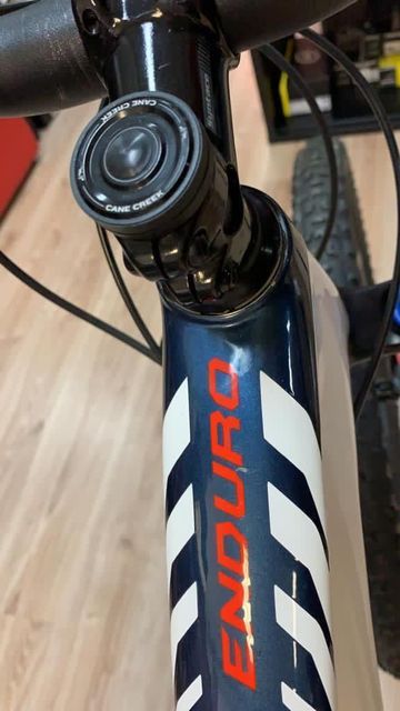 Used Specialized Enduro SRAM Red eTap AXS 2016 Mountainbike, White — image 8 of 10
