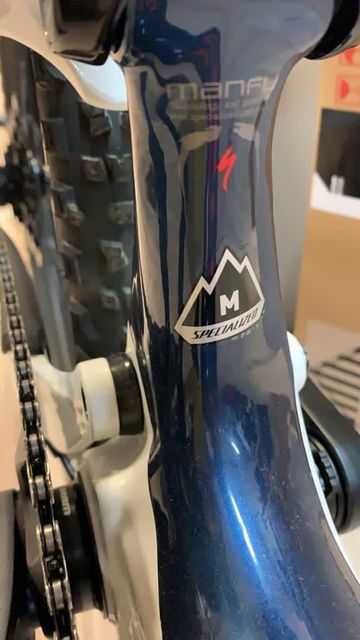 Used Specialized Enduro SRAM Red eTap AXS 2016 Mountainbike, White — image 7 of 10