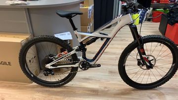 Used Specialized Enduro SRAM Red eTap AXS 2016 Mountainbike, White — image 5 of 10
