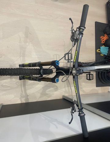 Used Saracen Custom Shimano Deore XT 2016 Mountainbike, Black — image 4 of 6