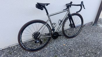 Léon Titane Genus 2024 Road & Gravel usato, Grigio chiaro — immagine 4 di 6