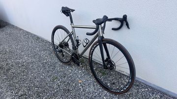 Used Léon Titane Genus 2024 Road & Gravel, Light Gray — image 2 of 6