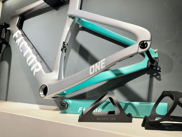 Gebrauchtes Factor ONE - Frameset Premium 2026 Frameset 2026 Road & Gravel, Hellgrau — Bild 3 von 7