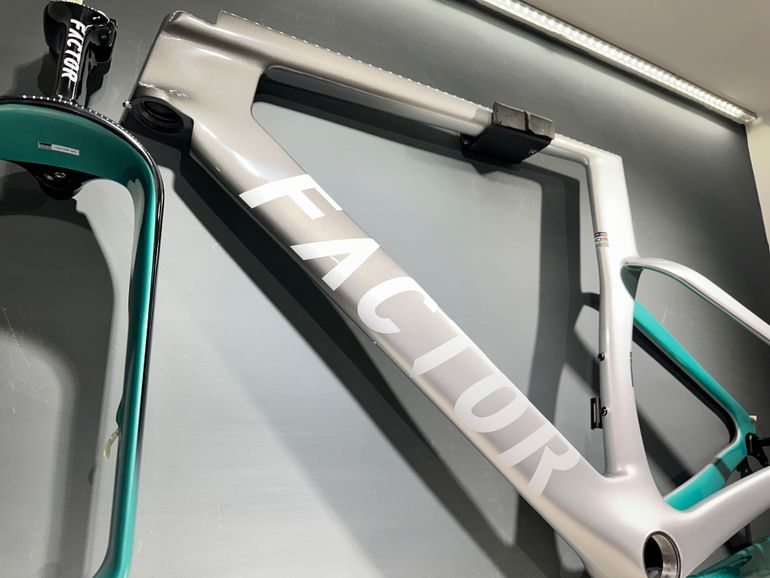Gebrauchtes Factor ONE - Frameset Premium 2026 Frameset 2026 Road & Gravel, Hellgrau — Bild 2 von 7