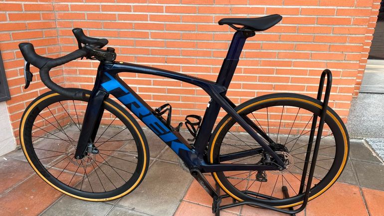 Trek Madone SRAM Force eTap AXS 2022 Road & Gravel usato, Blu — immagine 2 di 6