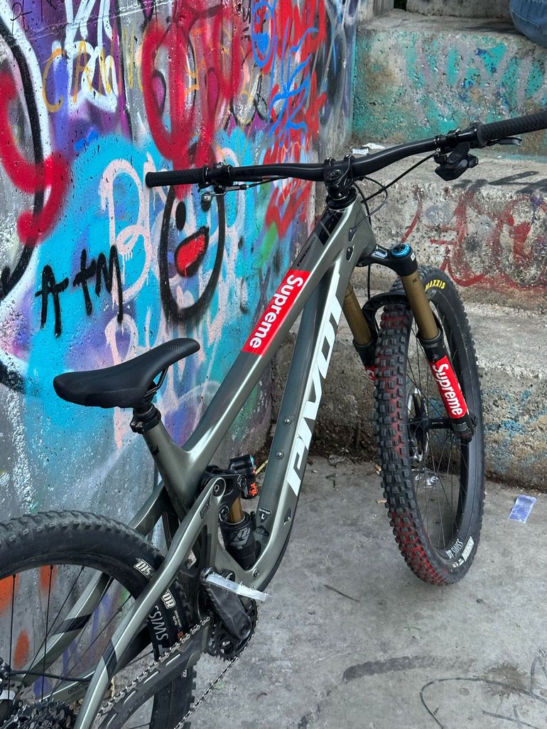 Pivot Firebird SRAM GX Eagle AXS 2024 Mountainbike d'occasion — image 2 sur 11