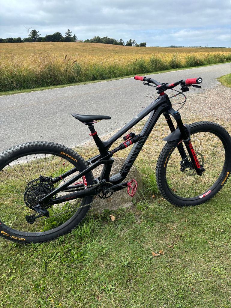 Canyon Torque 29 CF 7 2022 2022 Mountainbike de segunda mano, Negro — imagen 2 de 6