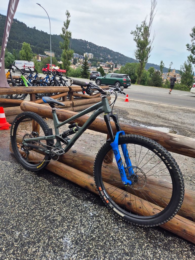 Comencal Custom Shimano Deore XT 2022 Mountainbike d'occasion — image 2 sur 5