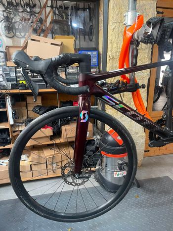 Scott Addict 30 2024 2024 Road & Gravel usato, Rosso — immagine 2 di 6