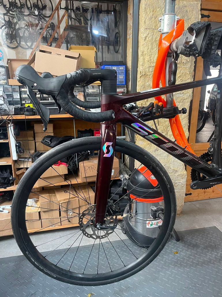 Scott Addict 30 2024 2024 Road & Gravel usato, Rosso — immagine 2 di 6