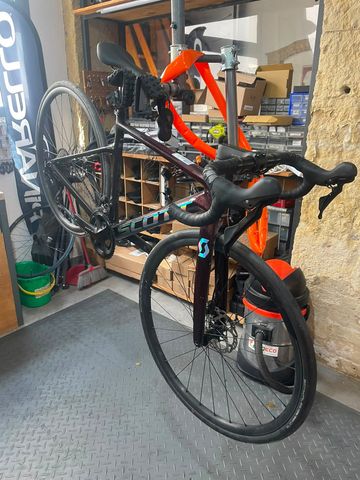 Used Scott Addict 30 2024 2024 Road & Gravel, Red — image 5 of 6