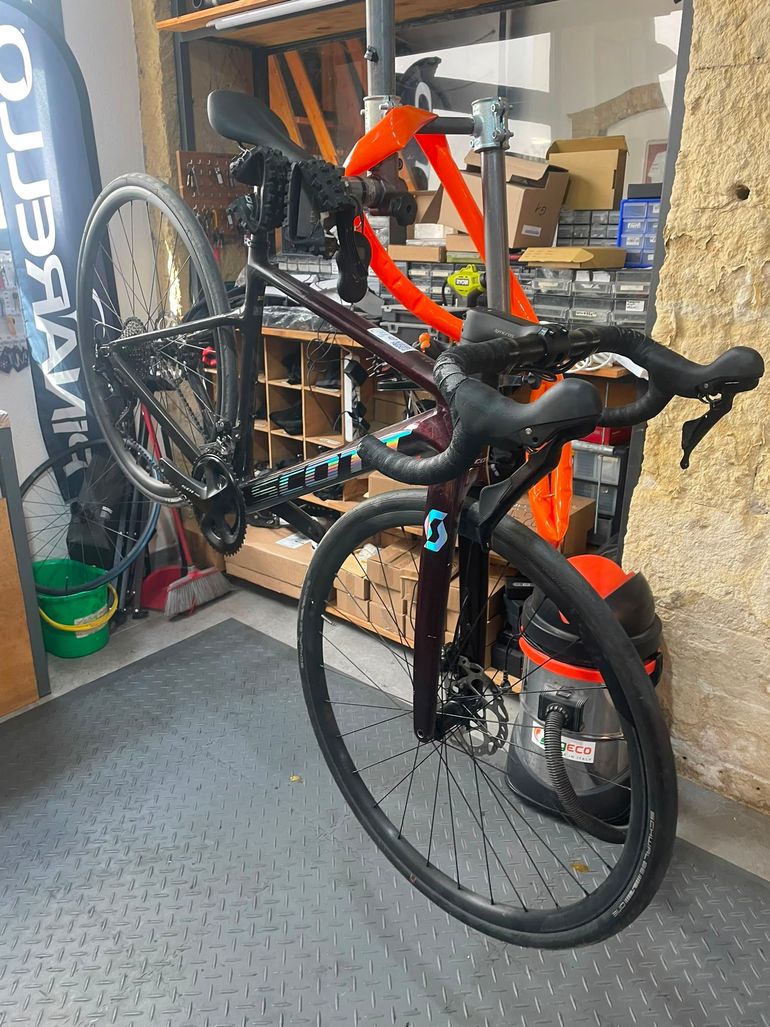 Scott Addict 30 2024 2024 Road & Gravel usato, Rosso — immagine 5 di 6