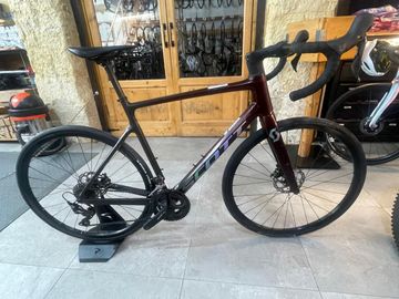 Käytetty Scott Addict 30 2024 2024 Road & Gravel — kuva 1 / 5