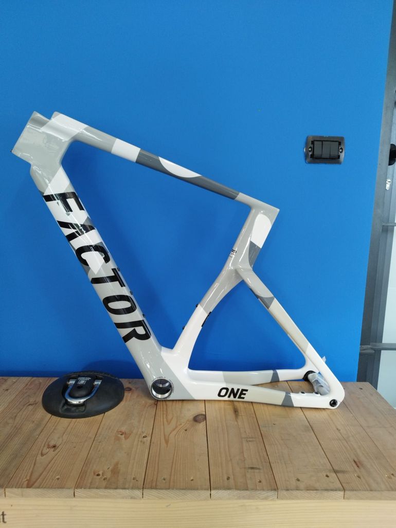 Brugt Factor One V3 Disc Nimbus Grey Frameset 2026 Road & Gravel — billede 2 af 13