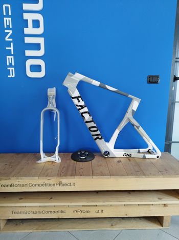 Factor One V3 Disc Nimbus Grey Frameset 2026 Road & Gravel usato