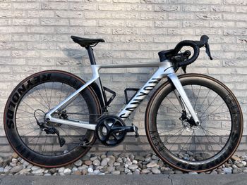 Tweedehands Canyon Aeroad CF SL 7 Disc 2021 2021 Road & Gravel