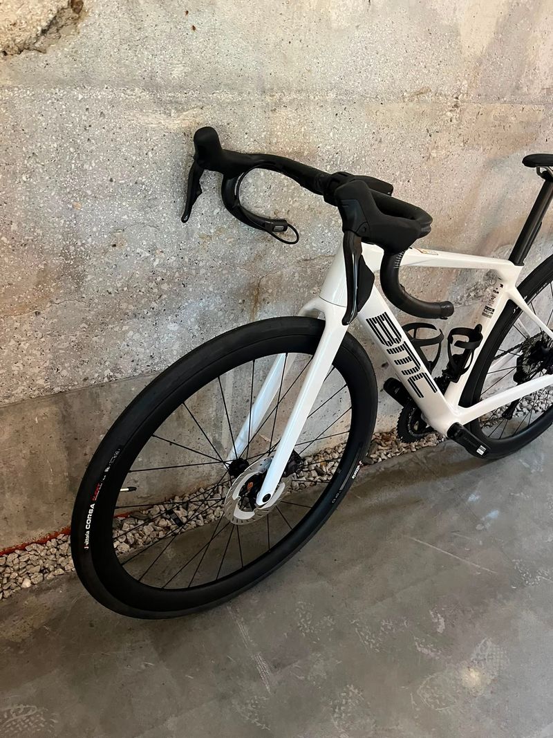 BMC Roadmachine 01 FOUR 2026 2026 Road & Gravel d'occasion — image 4 sur 9