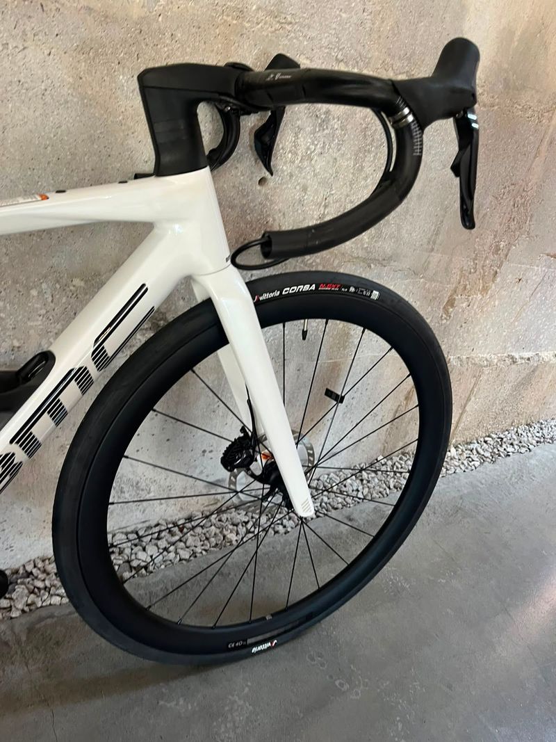 BMC Roadmachine 01 FOUR 2026 2026 Road & Gravel d'occasion — image 5 sur 9