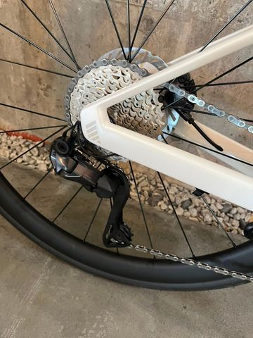 BMC Roadmachine 01 FOUR 2026 2026 Road & Gravel d'occasion — image 7 sur 9