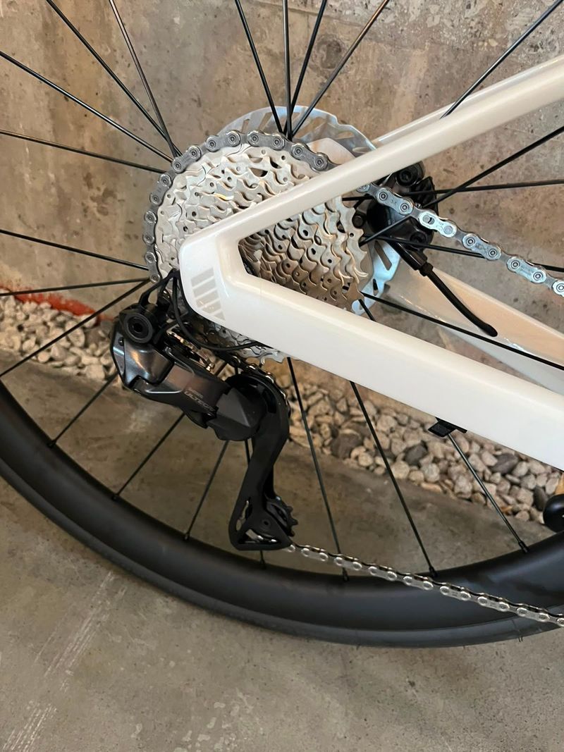 BMC Roadmachine 01 FOUR 2026 2026 Road & Gravel d'occasion — image 7 sur 9