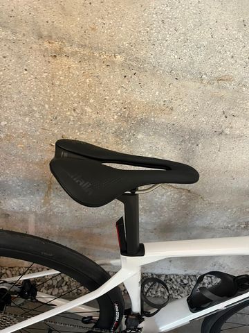 BMC Roadmachine 01 FOUR 2026 2026 Road & Gravel d'occasion — image 8 sur 9