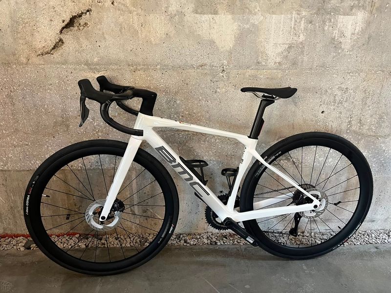 BMC Roadmachine 01 FOUR 2026 2026 Road & Gravel d'occasion — image 2 sur 9