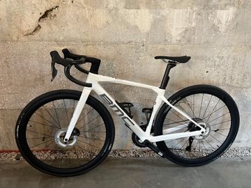 Used BMC Roadmachine 01 FOUR 2026 2026 Road & Gravel, White — image 2 of 9