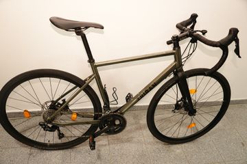 Tweedehands TRIBAN Gravel Bike RC520 Shimano 105 - Khaki/Two-Tone Black 2024 2024 Road & Gravel