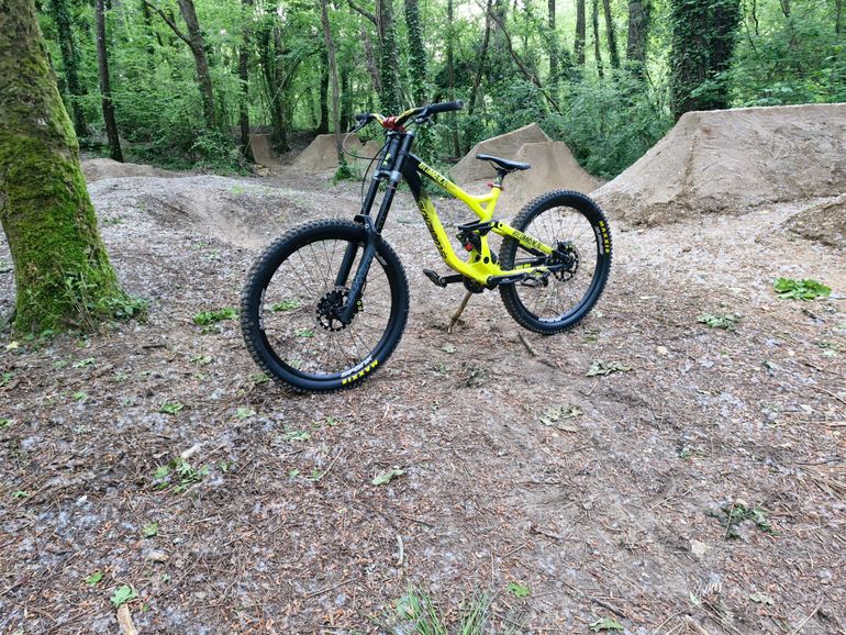 Brugt Commencal SUPREME DH V3 26 2016 2016 Mountainbike — billede 2 af 3