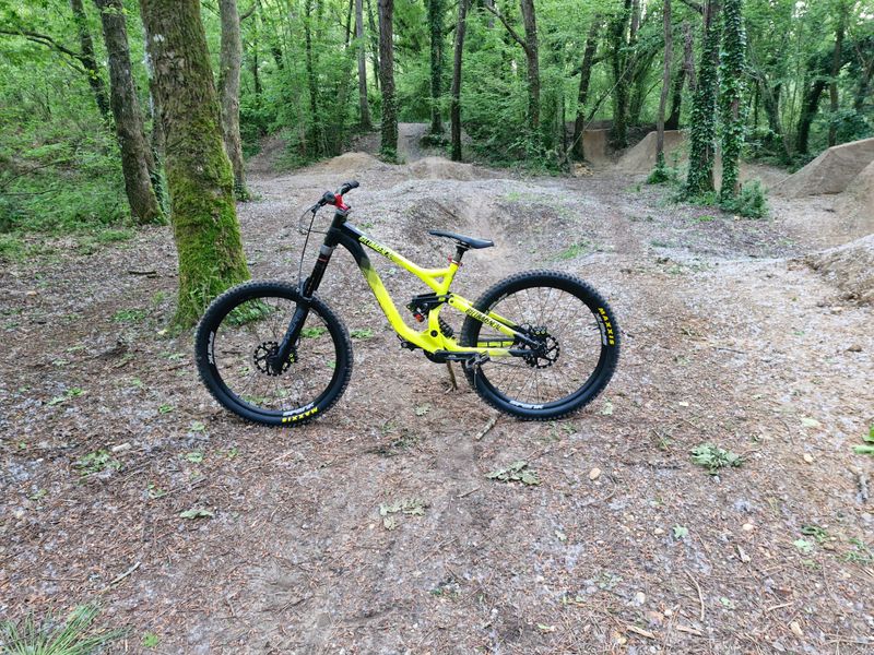 Used Commencal SUPREME DH V3 26 2016 2016 MTB