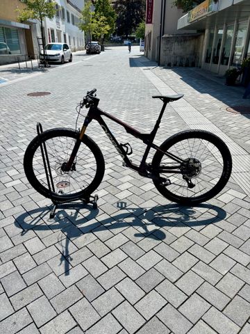 Orbea Oiz M20 2027 2027 Mountainbike usato, Rosso — immagine 2 di 4