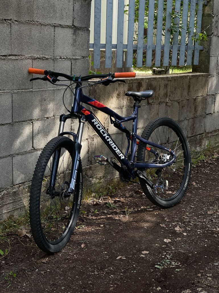 ROCKRIDER All mountain Shimano Altus 2024 Mountainbike usato, Blu — immagine 2 di 7