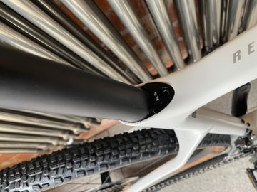 Tweedehands Giant Revolt Shimano GRX 2025 Road & Gravel — afbeelding 8 van 9