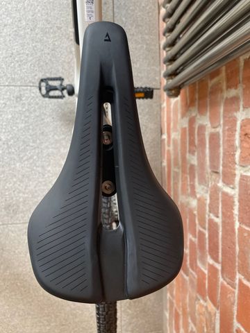 Tweedehands Giant Revolt Shimano GRX 2025 Road & Gravel — afbeelding 4 van 9
