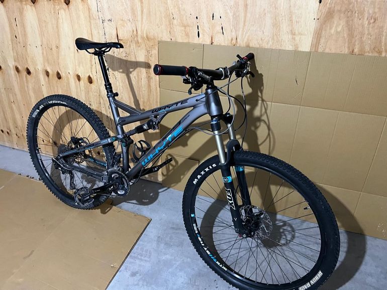 Used Whyte Custom Shimano Deore XT 2018 Mountainbike, Light Gray — image 2 of 11