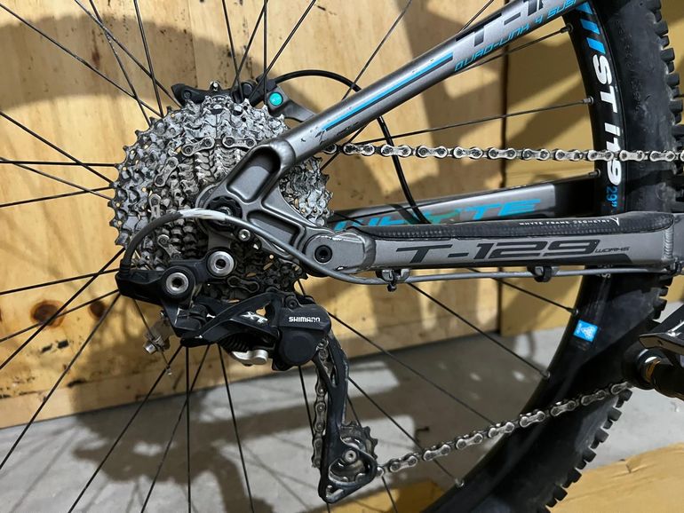 Used Whyte Custom Shimano Deore XT 2018 Mountainbike, Light Gray — image 6 of 11