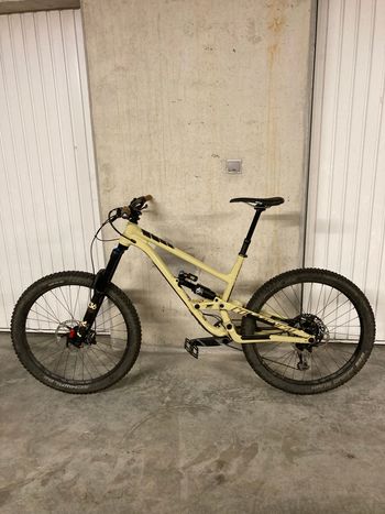 Commencal CLASH ESSENTIAL FOX 2019 2019 MTB de segunda mano