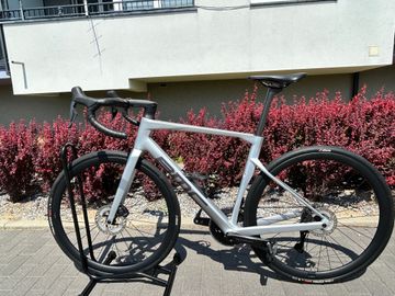 Used BMC Roadmachine 01 FOUR 2024 2024 Road & Gravel, Light Gray — image 2 of 16