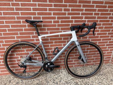 Focus Paralane Shimano 105 2025 Road & Gravel usato, Grigio chiaro — immagine 1 di 8