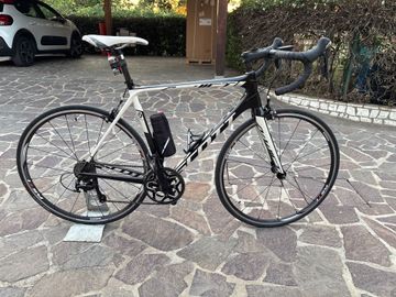 Used Scott Addict 30 Custom Shimano 105 2018 Road & Gravel, Black — image 1 of 4