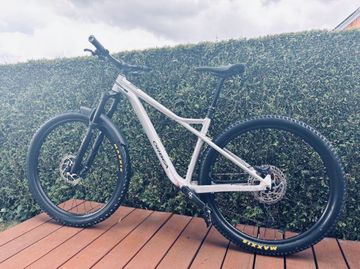 Orbea LAUFEY H10 2023 2023 Mountainbike usato, Grigio chiaro — immagine 1 di 3