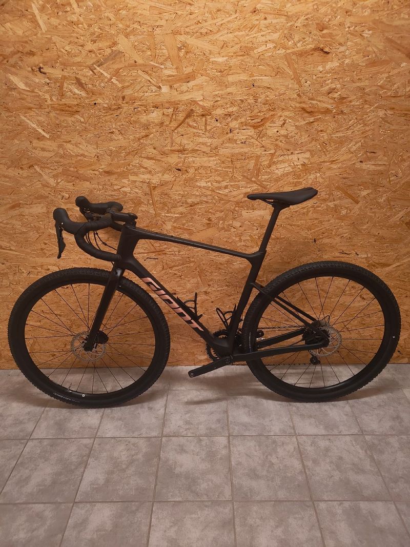 Giant Revolt Advanced 3 2022 2022 Road & Gravel d'occasion — image 1 sur 16
